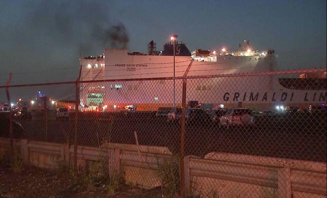 Mueren dos bomberos en incendio de barco que transportaba 5 mil vehículos en Nueva Jersey