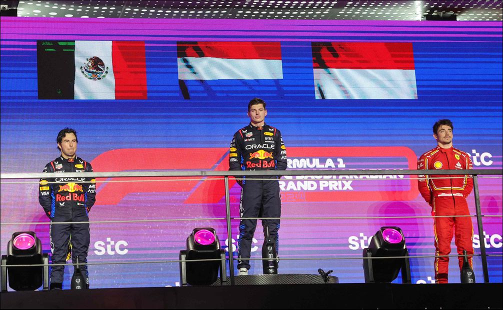 Max Verstappen, Checo Pérez y Charles Leclerc en el podio del GP de Arabia Saudita - Foto: AFP