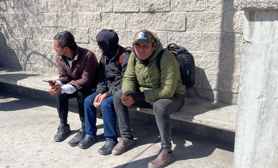 'Aunque no sea tu familiar uno se siente triste': dicen migrantes frente al INM en Ciudad Juárez
