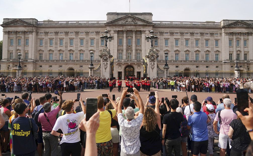 Multitudes observan la ceremonia del Cambio de Guardia en el Palacio de Buckingham en Londres, a un año de la muerte de la reina Isabel II. Foto: AP