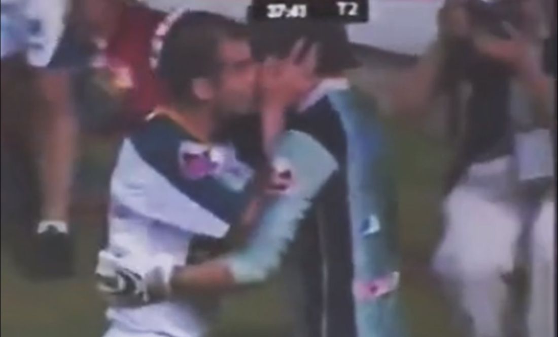 Pep Guardiola y el día que besó a Cirilo Saucedo por detenerle un penalti a Cuauhtémoc Blanco