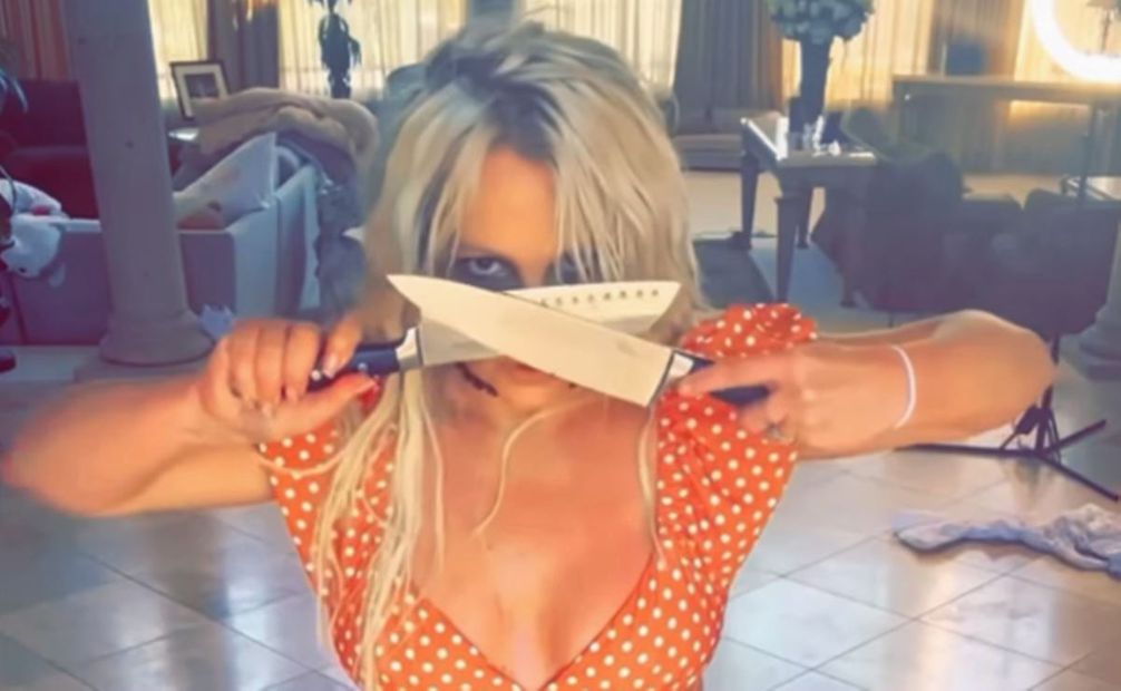 Britney Spears vuelve a aparecer bailando con cuchillos.