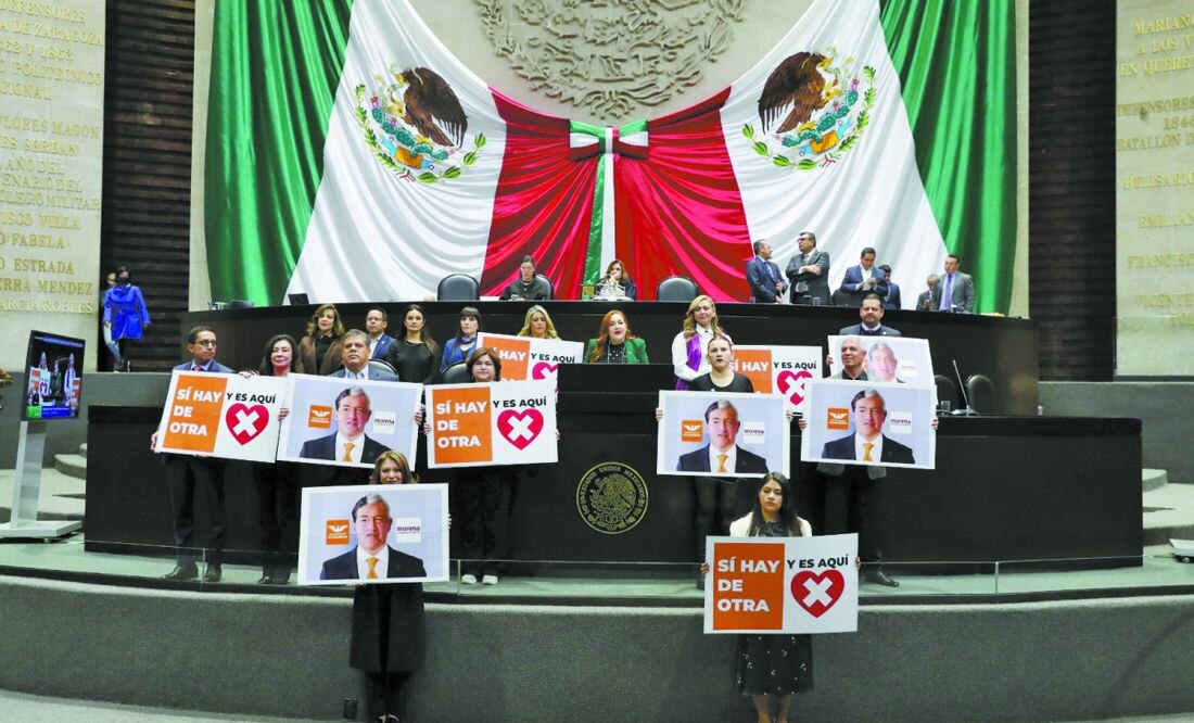 En la Cámara de Diputados, panistas sacaron carteles con los rostros unidos de Andrés Manuel López Obrador y Samuel García. Foto: Especial