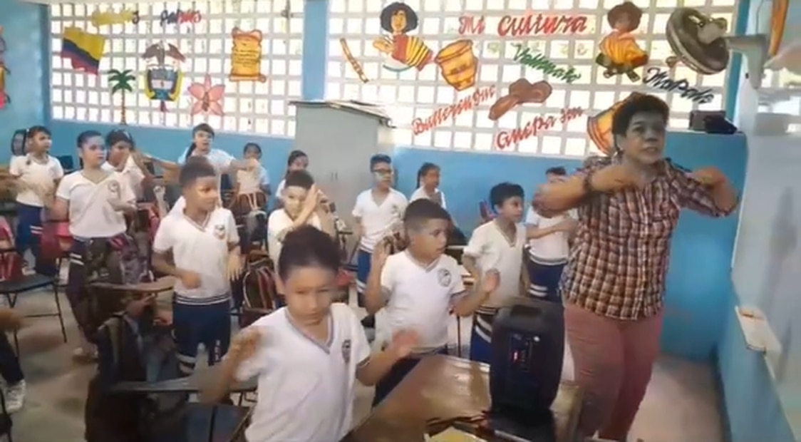 El video de una docente con sus alumnos que enterneció a todos. Fuente: captura de video