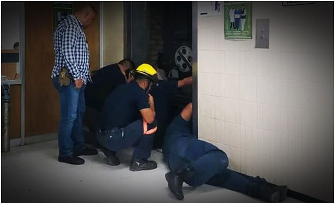 7 personas quedan atrapadas en elevador del IMSS en Monclova, Coahuila. Foto: Especial