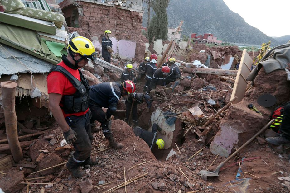 Rescatistas buscan sobrevivientes entre los escombros en Ouirgane, al sur de Marrakesh, en Marruecos, tras el terremoto de 6.8 que impactó al país el 8 de septiembre. FOTO: EFE