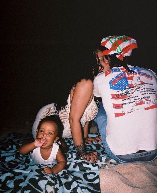 Rihanna y su hijo en la playa. Foto: Instagram