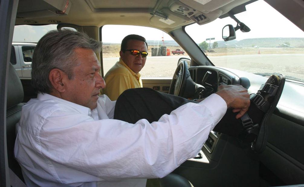 Gira de AMLO en Zacatecas en mayo de 2006, le regalan unos huaraches y es acompañado por Nicolás Mollinedo / Foto: Archivo. EL UNIVERSAL