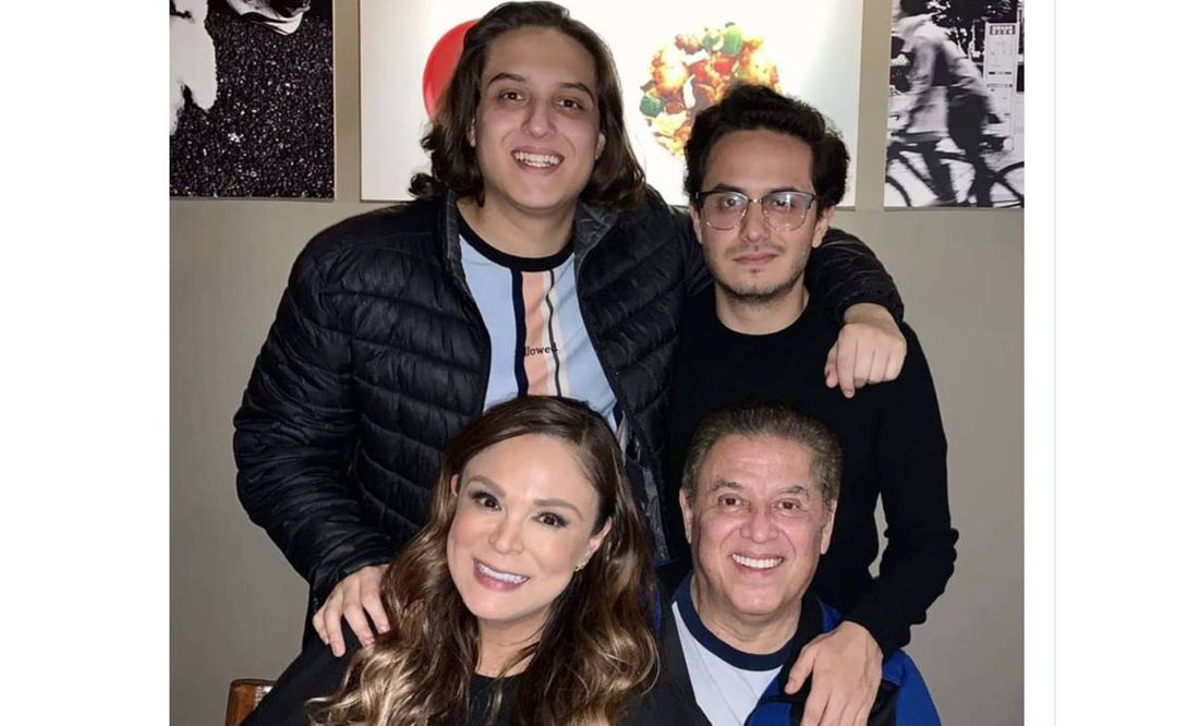 Brenda, Mario Bezares y sus hijos Alan y Alejandro.