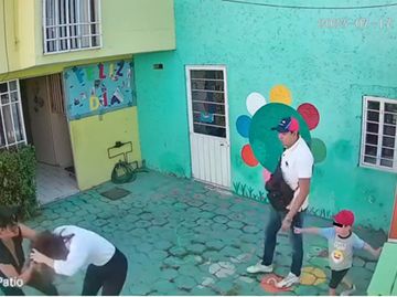Padres encañonan a maestra frente a menor en Cuautitlán: “Me hicieron pedir perdón de rodillas” VIDEO