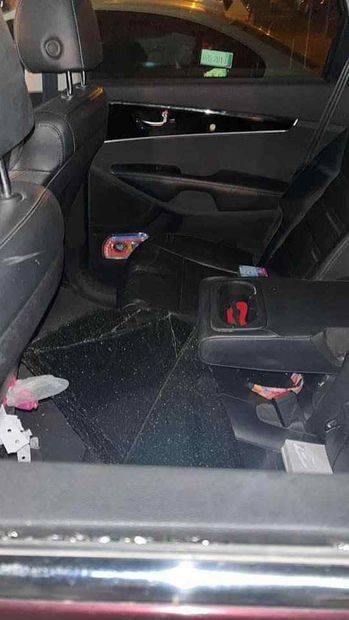 Los ladrones rompieron el cristal del auto para hurtar el vestido de novia y el ramo. Foto: Especial