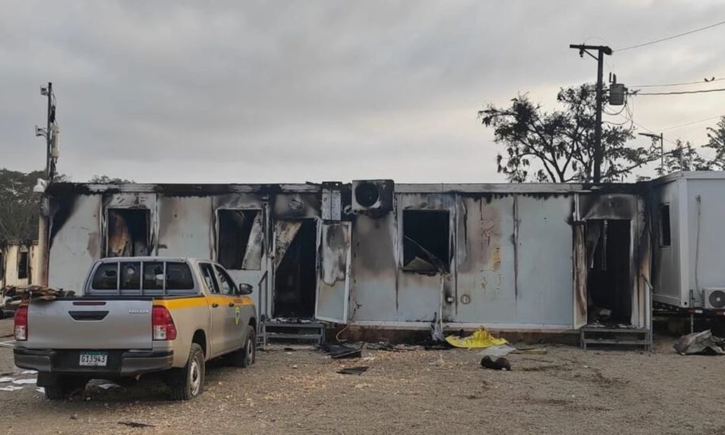 Esta foto difundida por el SENAFRONT muestra las secuelas de un edificio que fue incendiado durante una riña en un albergue para migrantes en San Vicente, Panamá, el 2 de marzo de 2024. Foto: Handout / Senafront/AFP