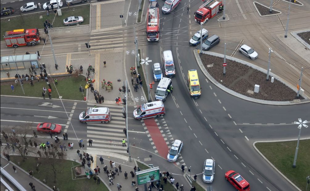 Según la investigación preliminar, el automóvil circuló a gran velocidad, arrolló a la multitud de peatones en el centro de Szczecin y después chocó contra otros tres vehículos. Foto: EFE