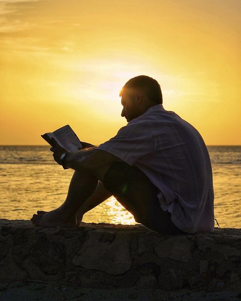 Santiago Giménez leyendo frente al mar - Foto: @Santigim11 en X, antes Twitter
