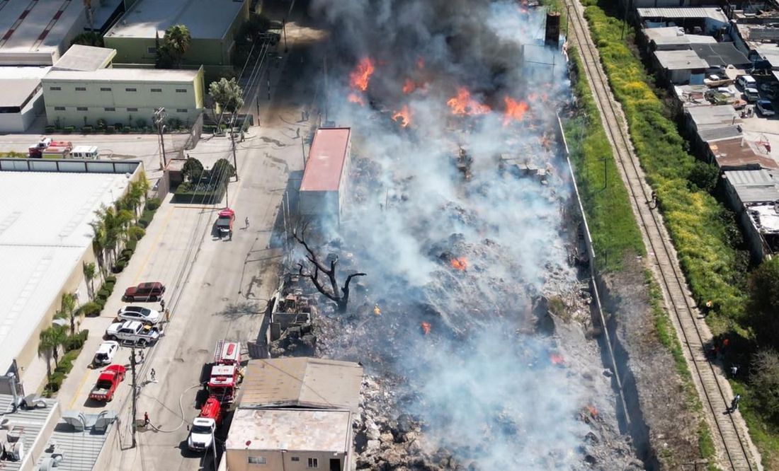 Desalojan a 300, entre ellos niños, por un fuerte incendio en recicladora de Tijuana