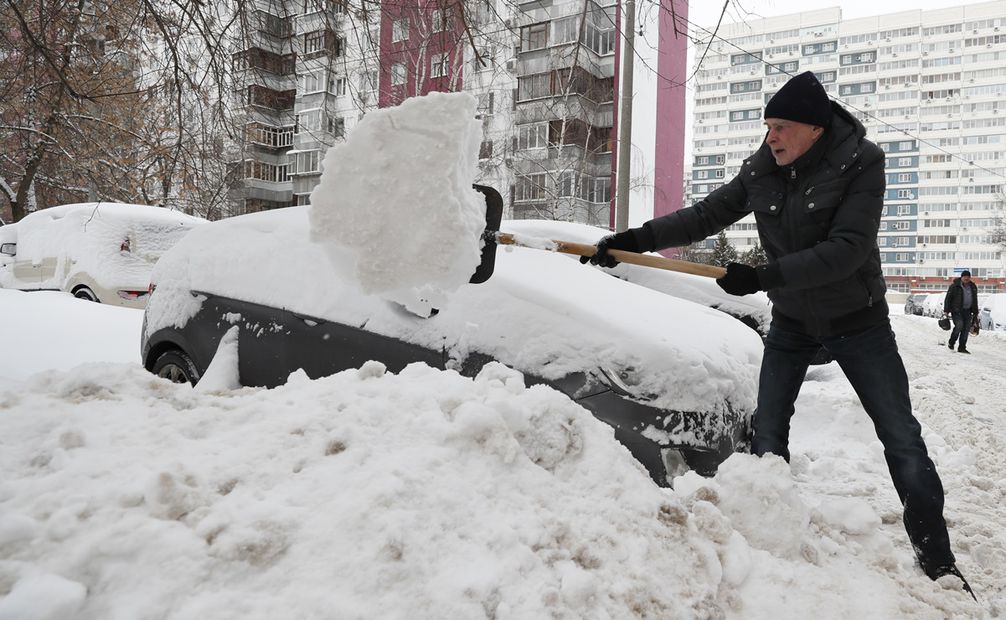 La nevada ha dejado en la capital rusa, en doce horas, un manto de hasta 40 centímetros de nieve en algunos barrios. Foto: EFE