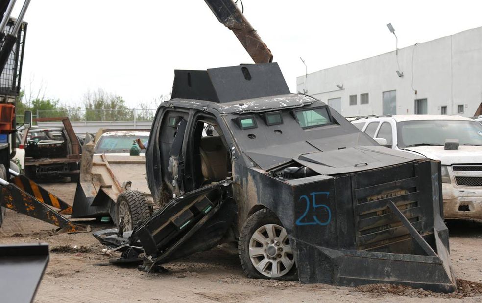La Fiscalía General de la República (FGR), en su Fiscalía Federal en Reynosa, Tamaulipas, destruyó 28 vehículos con blindaje artesanal conocidos como autos “Monstruos”. Foto: Especial