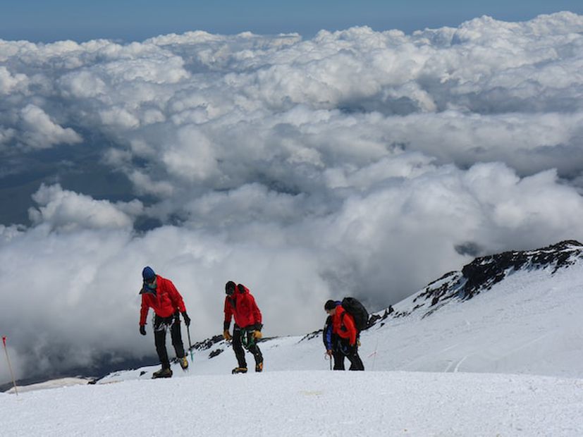 Escalar el Monte Everest conlleva riesgos naturales y sobre la salud. Foto: Unsplash