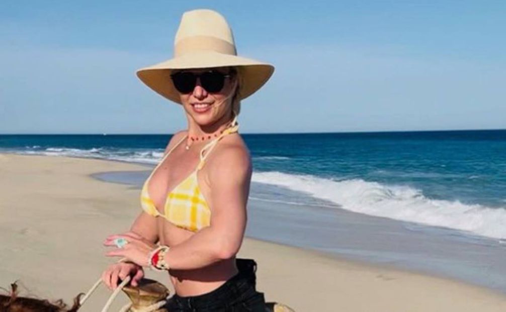 Hace unos días, Britney Spears compartió en su cuenta de Instgaram esta foto paseando en la playa.