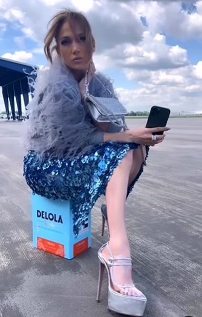 JLo modela la falda midi de lentejuelas (Fuente Instagram @delola)
