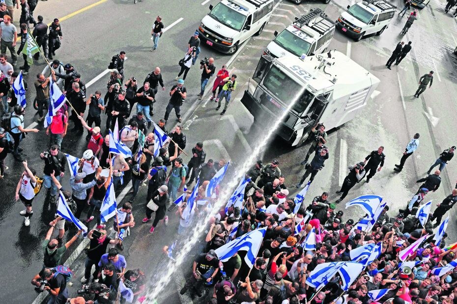 La policía israelí usa cañones de agua para dispersar a los manifestantes en medio de las manifestaciones en curso en Tel Aviv el 23 de marzo de 2023. Foto: Jack Guez/AFP