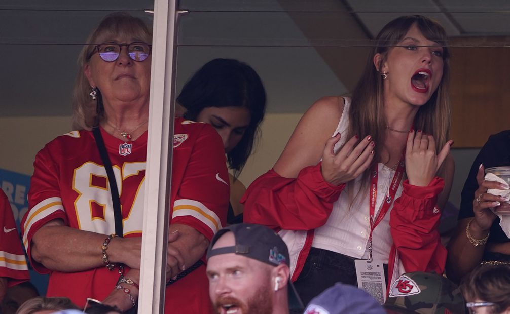 Los rumores de un romance con el jugador iniciaron luego de que fue vista con la madre de Kelce, durante un juego de los Chiefs. Foto:  AP