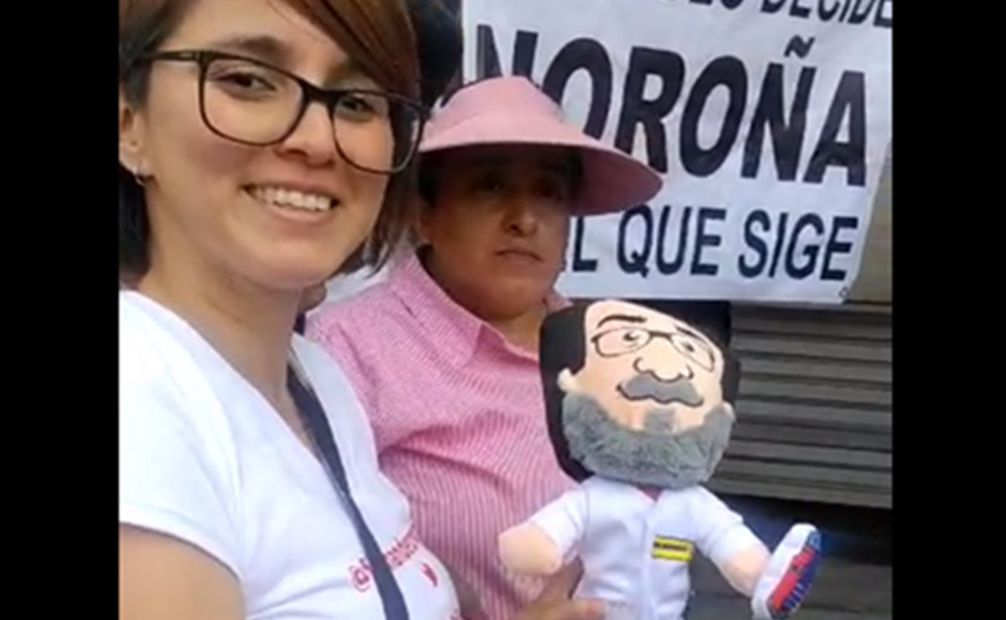 Lizbeth, fabricante de los "Noroñitas", afuera del registro de Morena. Foto: Luis Carlos Rodríguez/EL UNIVERSAL