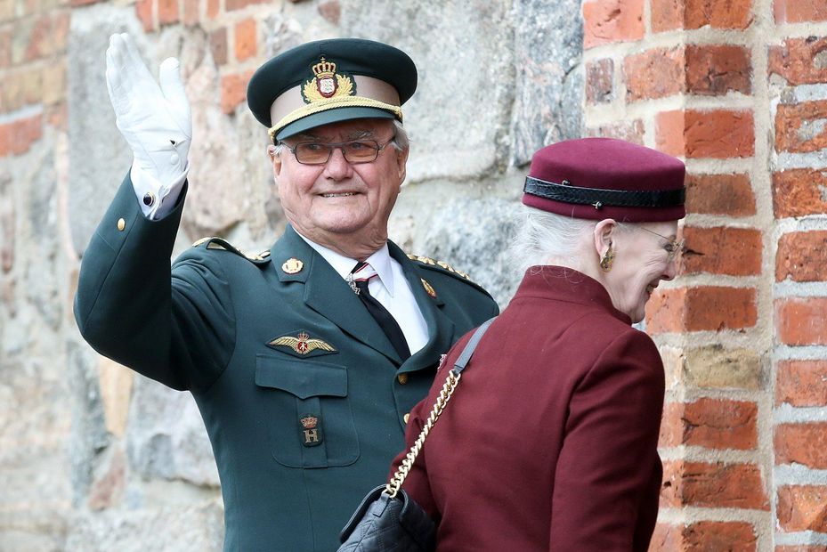Una imagen del 18 de abril de 2014 que muestra a la reina Margarita (d) y al príncipe Enrique de Dinamarca (i) a su llegada a una ceremonia para conmemorar el 150 aniversario de la Batalla de Dybbol en Sonderborg (Dinarmarca). FOTO: EFE