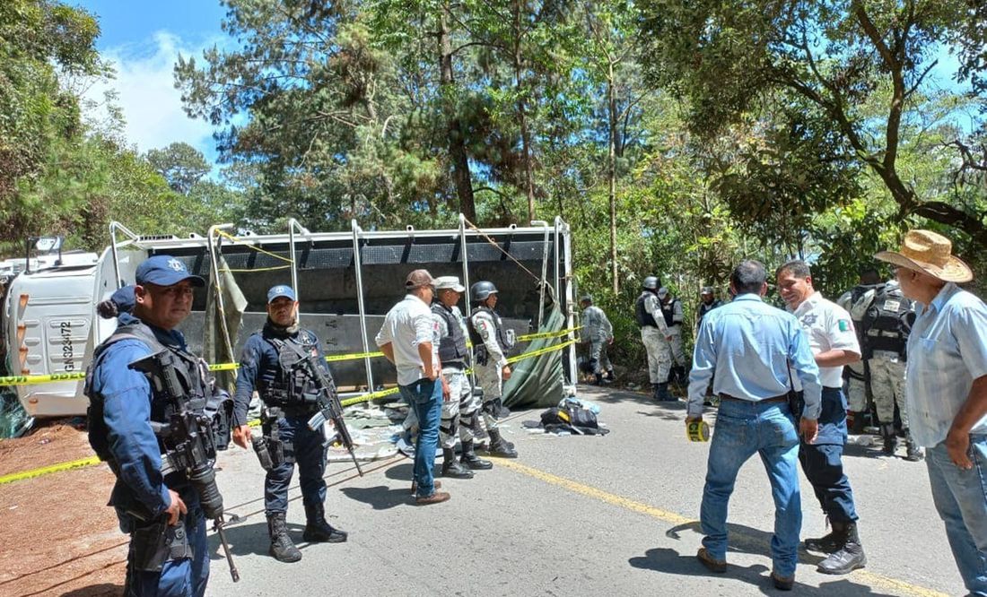 Volcadura de vehículo de la Guardia Nacional deja un muerto y 14 heridos en Oaxaca