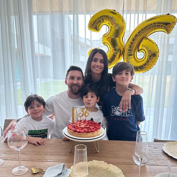 Lionel Messi, Antonella y sus hijos. Fuente: Instagram @antonelaroccuzzo
