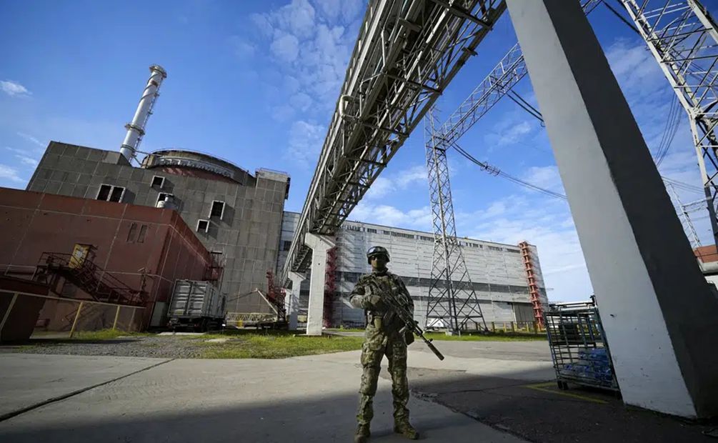 Un militar ruso vigila una zona en torno a la central nuclear de Zaporiyia, en territorio bajo control ruso, en el sureste de Ucrania. Foto: AP