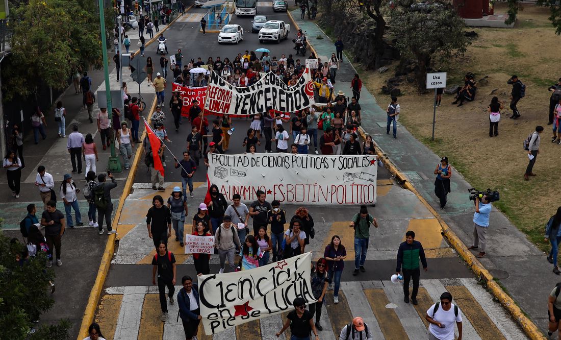 Estudiantes de la UNAM protestan para garantizar entrega de becas Elisa Acuña