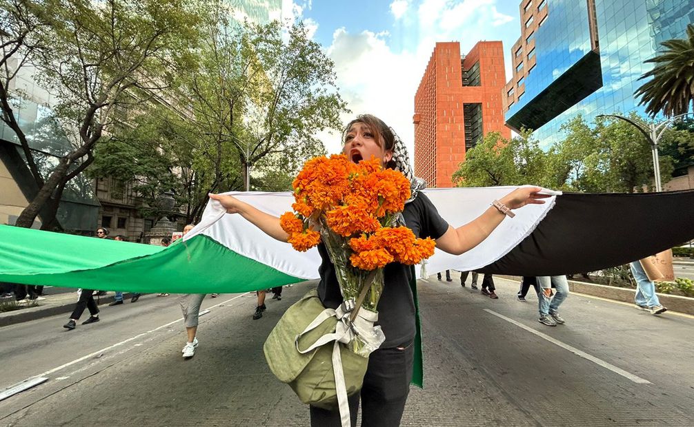 “¡No es una guerra, es un genocidio!”, gritaron a su paso por Reforma los protestantes. Foto: Iván Montaño / EL UNIVERSAL