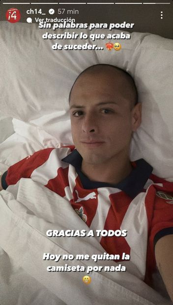 Chicharito Hernández se fue a dormir con el jersey de las Chivas puesto - Foto: Especial