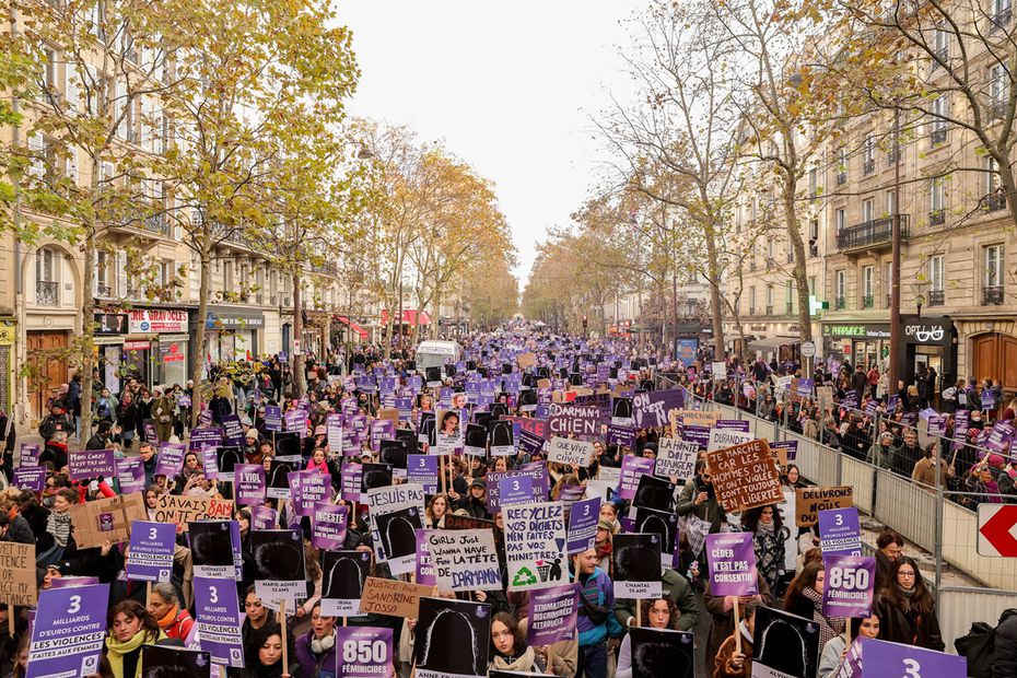 Personas asisten a una manifestación contra la violencia contra las mujeres con motivo del Día Internacional de la Eliminación de la Violencia contra las Mujeres en París. Foto: EFE