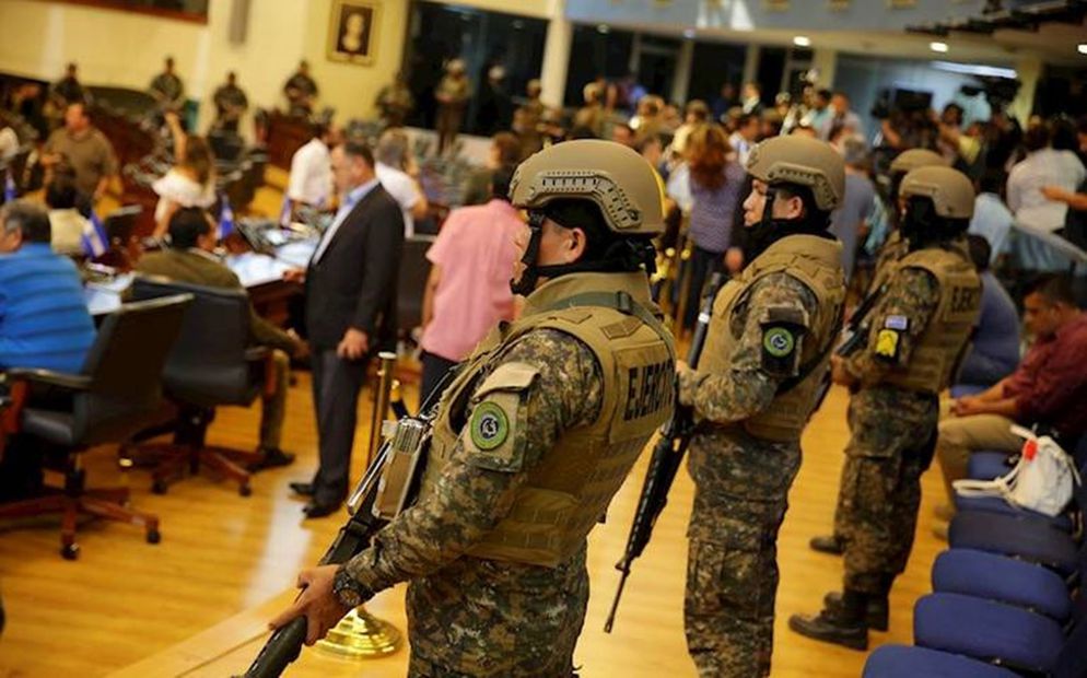 Militares hacen guardia en el Salón Azul del Palacio Legislativo, luego de la llegada del presidente Nayib Bukele, en 2020. Foto: EFE