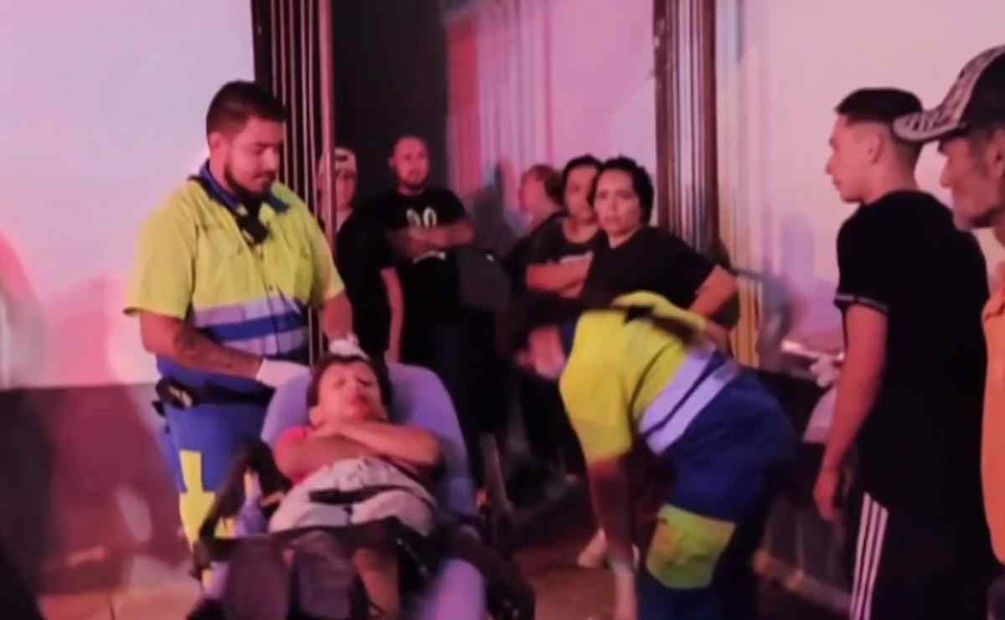 Niño de 10 años es trasladado en ambulancia tras caer de una azotea Foto: Especial