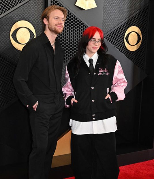 Billie Elish y Finneas O'Connell en la alfombra roja de los Grammy 2024. Foto: AFP