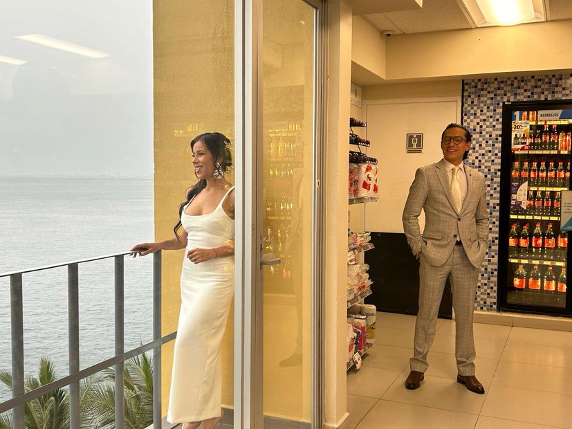Genaro Hernández y Alondra Vilchis, primer pareja en casarse en un Oxxo. Foto: Karen Velázquez / EL UNIVERSAL