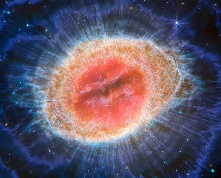El telescopio espacial James Webb ha ofrecido imágenes con una resolución sin precedentes de uno de los objetos espaciales más fascinantes de nuestro cielo, la Nebulosa del Anillo, formada de los restos de una estrella en descomposición que se desprende de sus capas externas al quedarse sin combustible. FOTO: NASA WEBB TELESCOPE
