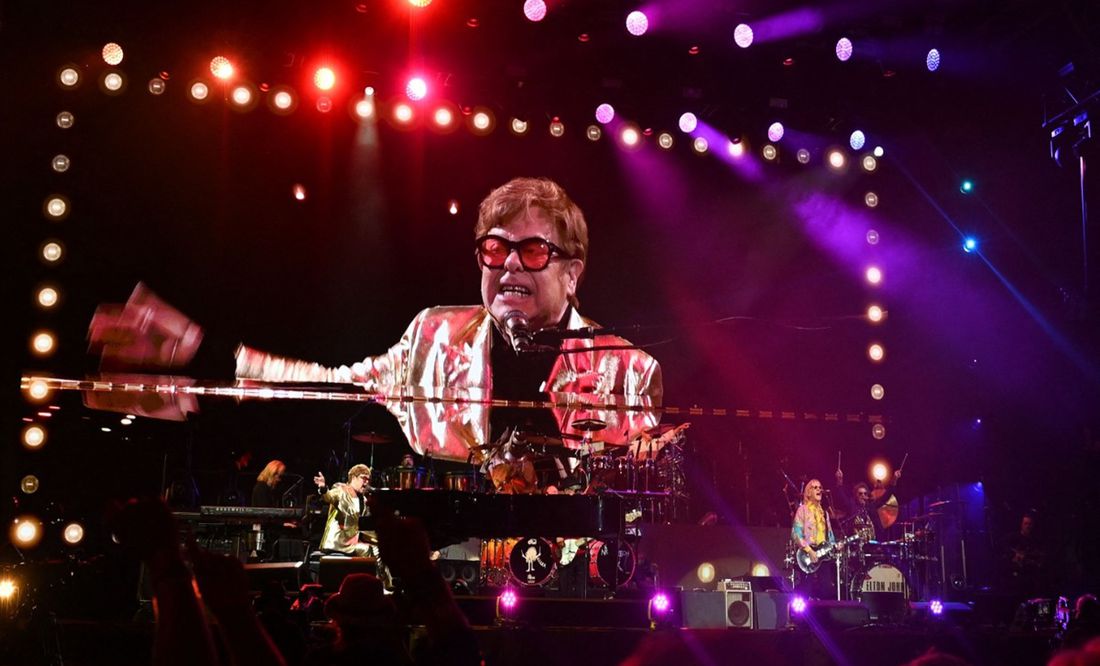 Elton John cierra con broche de oro el festival de Glastonbury y revela que podría regresar a los escenarios