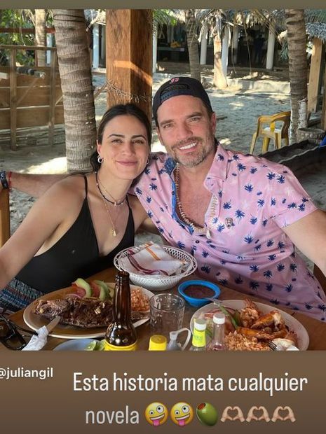 Julián Gil y su novia Valeria Marín estaban de vacaciones cuando el actor fue informado que su nieto estaba por nacer.