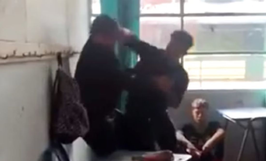 VIDEO: Alumno golpea a su profesor en plena clase en Chile