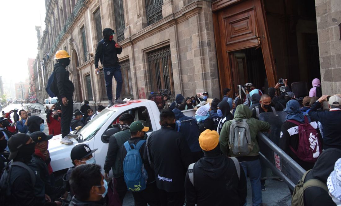 Fotos: normalistas de Ayotzinapa irrumpen en Palacio Nacional; derriban una de las puertas del recinto