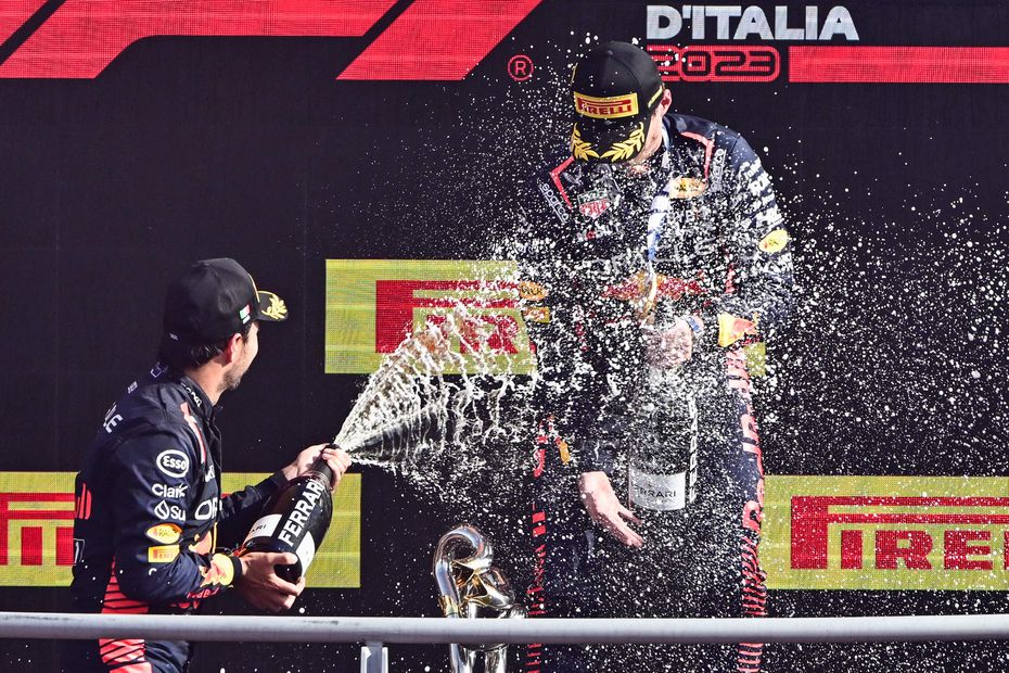 Checo Pérez y Max Verstappen durante la premiación del Gran Premio de Italia - Foto: AFP