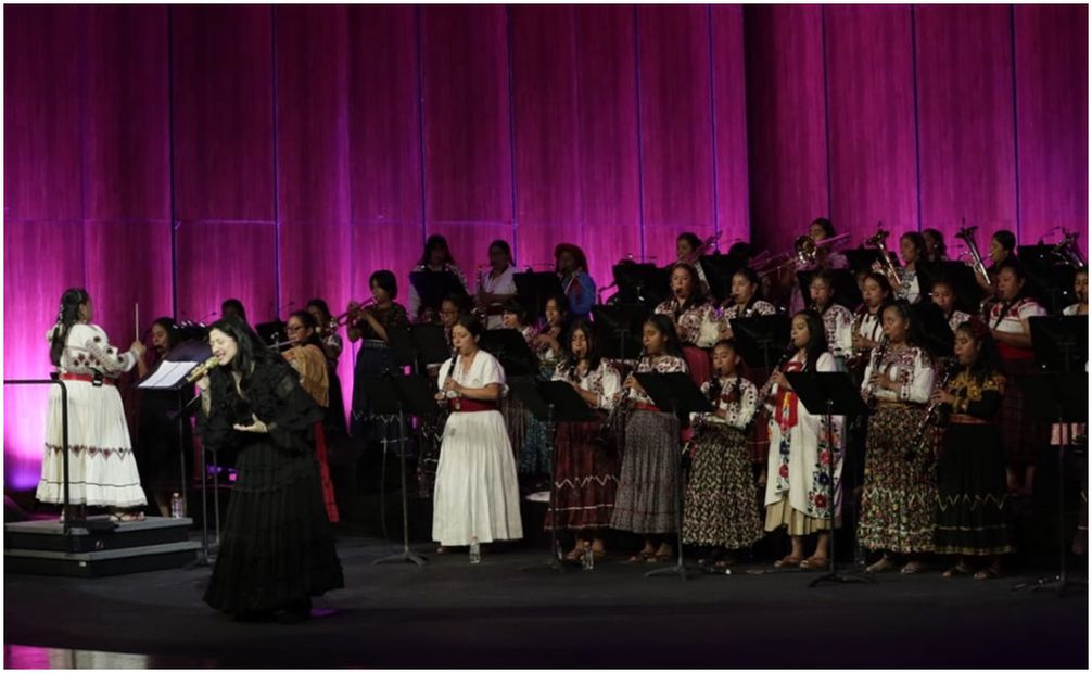Mon Laferte en concierto con las Mujeres del Viento Florido en el Palacio de Bellas Artes. Foto: Gabriel Pano/ EL UNIVERSAL