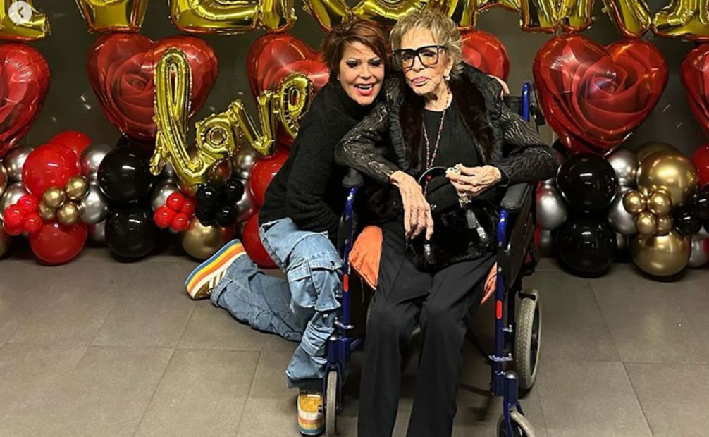Alejandra Guzmán celebra sus 35 años de carrera junto a su madre Silvia Pinal.