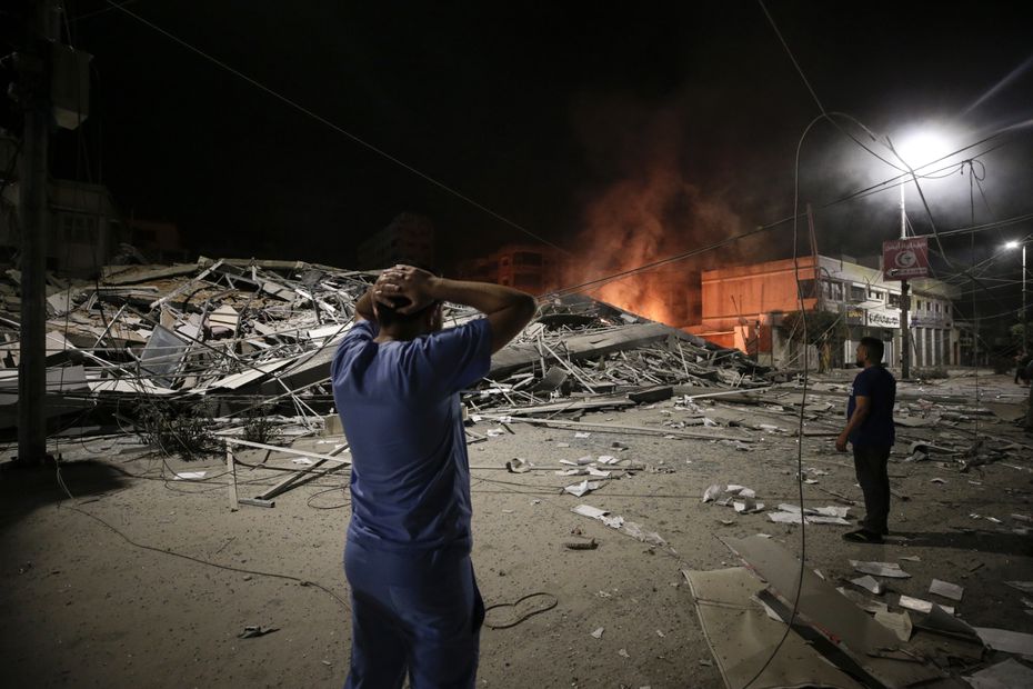 Palestinos observan la zona atacada por Israel en Ciudad de Gaza, este 9 de octubre de 2023. FOTO: EFE