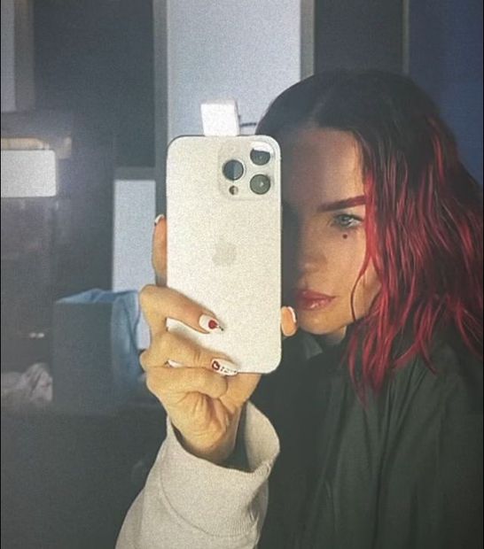 Belinda con cabello rojo. Foto: Instagram @belindapop