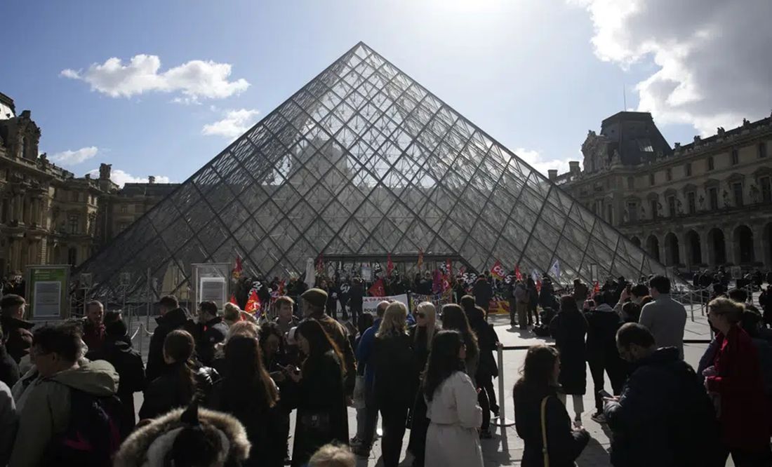 Manifestantes cierran el Louvre en protesta contra reforma de pensiones